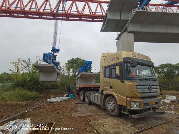 節(jié)段拼裝架橋機(jī)適用于大跨度的公路及鐵路梁